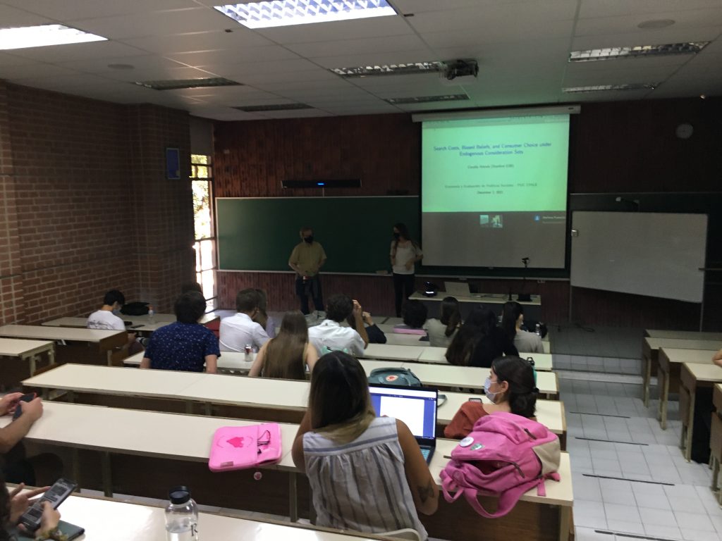 Claudia Allende realiza clases con alumnos de Economía