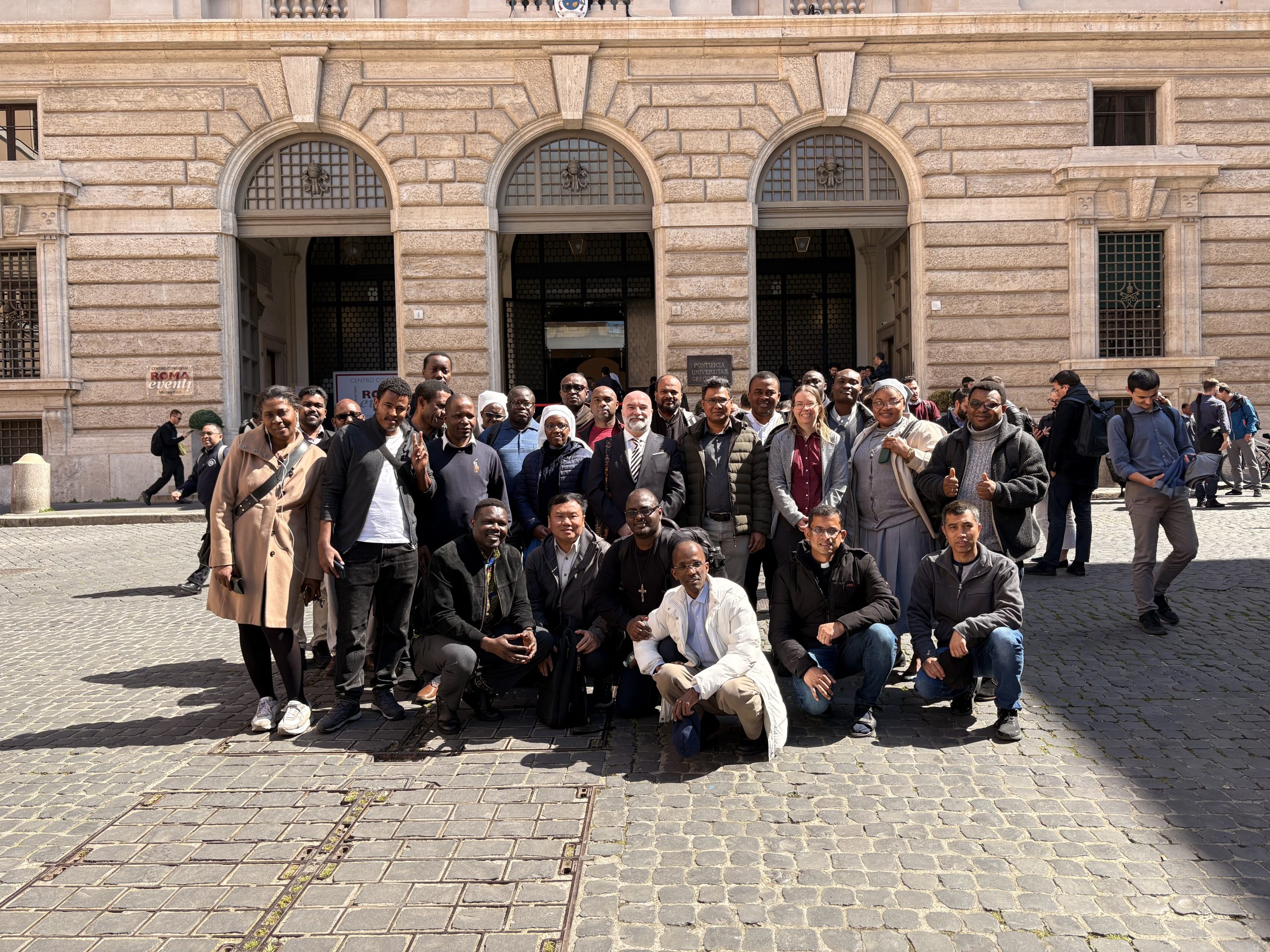 Jeanne Lafortune dicta clase sobre evaluación de impacto en la Pontificia Università Gregoriana en Roma