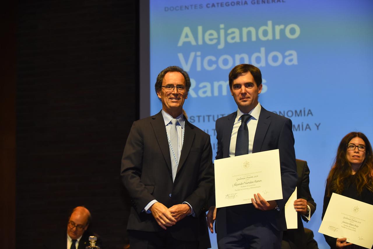 Profesor Alejandro Vicondoa recibe Premio a la Excelencia Docente UC