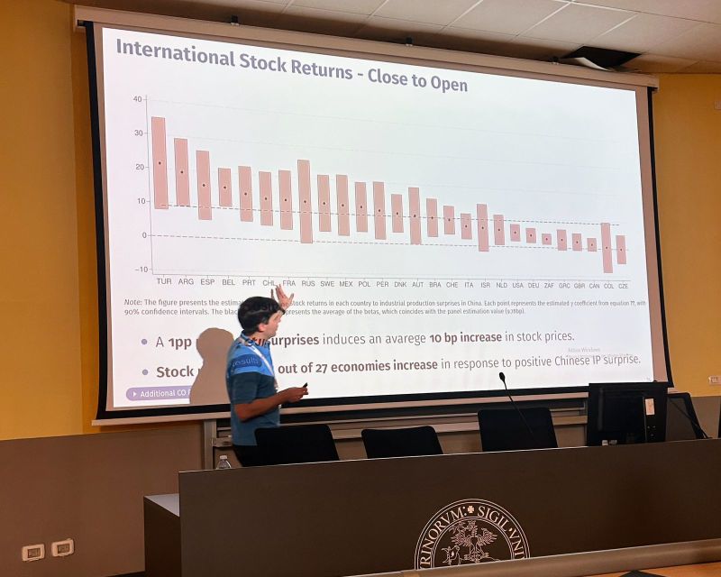Alejandro Vicondoa presenta investigación sobre el impacto global de las sorpresas macroeconómicas chinas