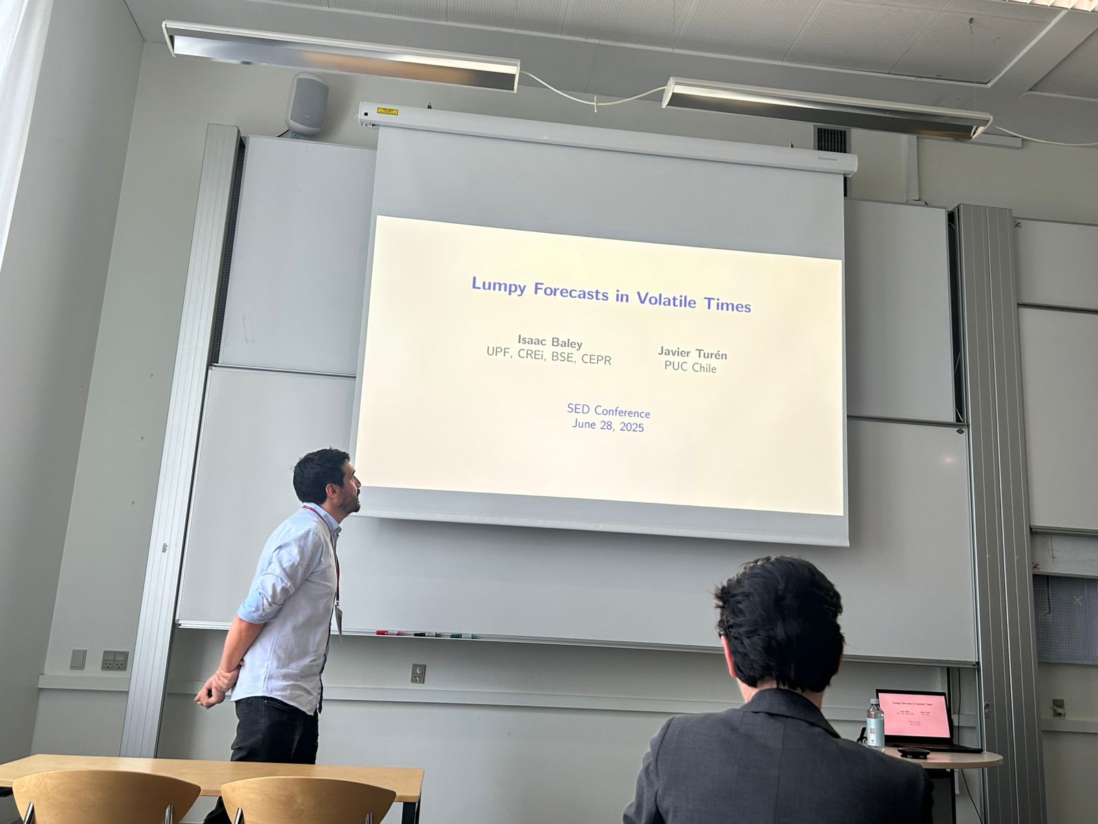 Profesor Javier Turén presentó nuevo paper en el Summer Forum BSE 2025 y en la SED Annual Meeting