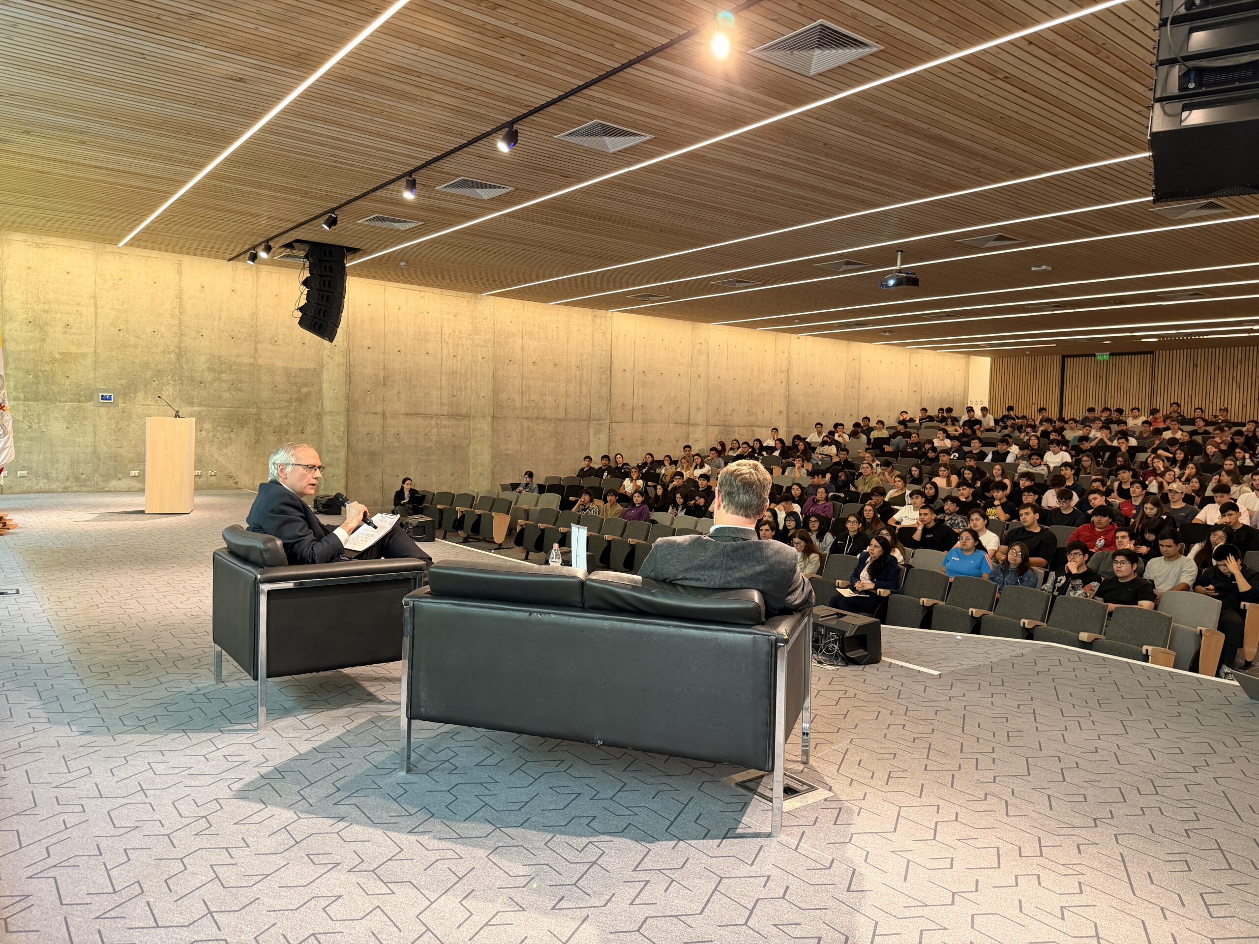 Diálogos Fiscales en la Facultad: Joaquín Vial presentó el informe semestral del Consejo Fiscal Autónomo