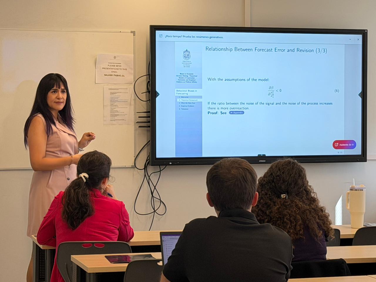 Andrea Cayumil se gradúa como nueva Doctora en Economía UC con investigación sobre sesgos y toma de decisiones