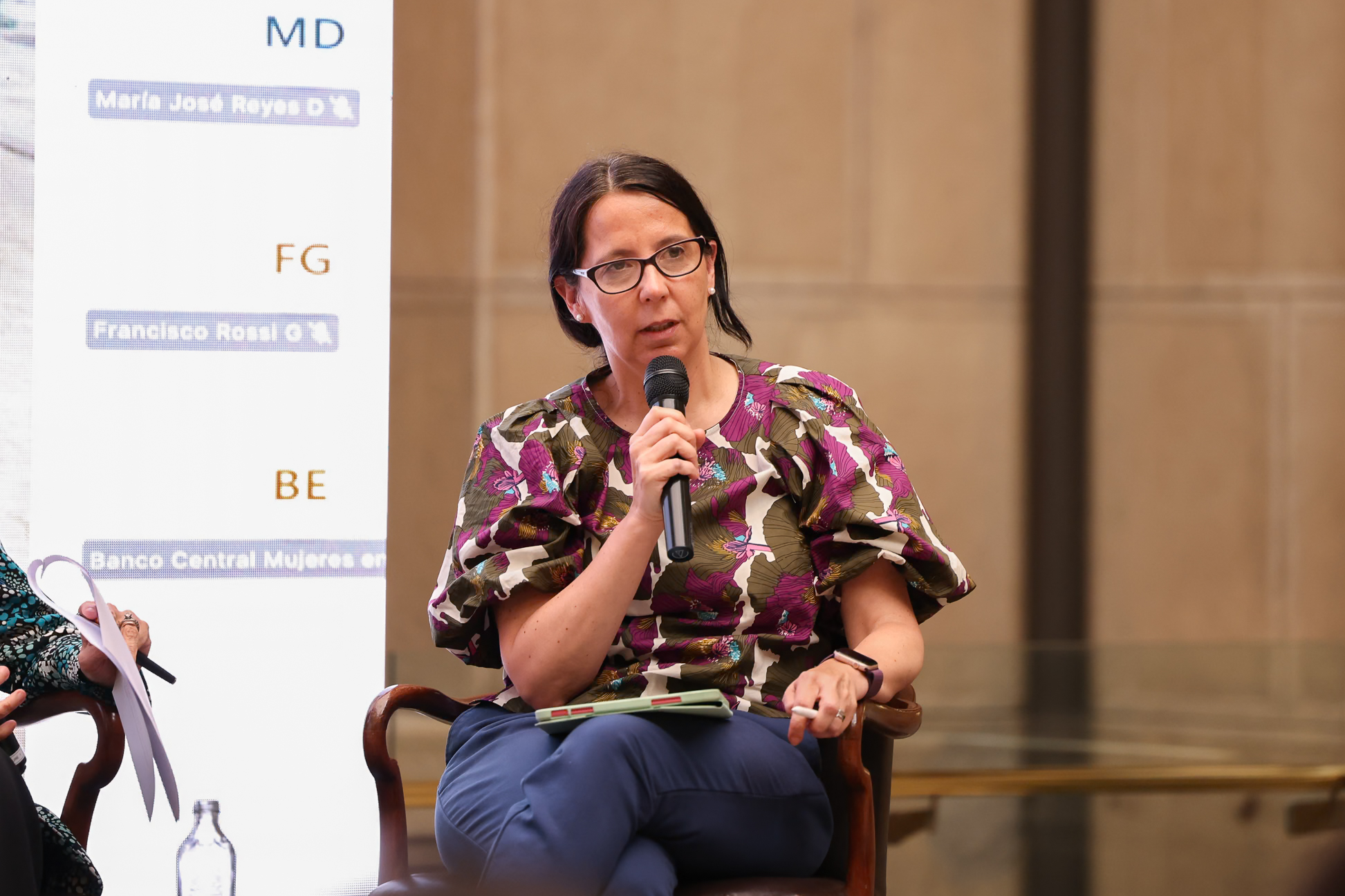 Claudia Martínez participa en conversatorio del Banco Central de Chile con estudiantes de ingeniería comercial